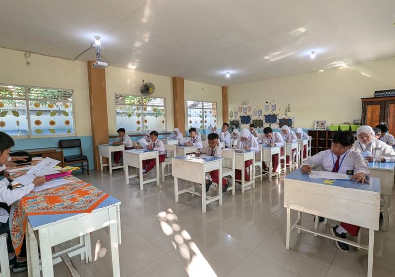 Siswa belajar di meja masing-masing