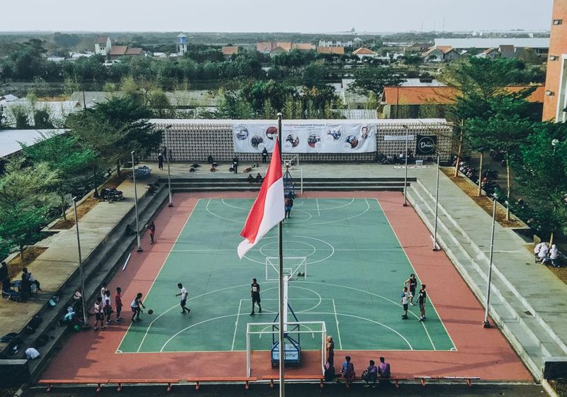 Halaman sekolah dengan bendera Merah Putih